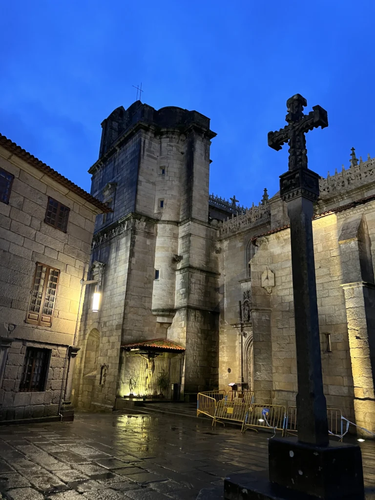 Cruceiro Basílica de Santa Maria la Mayor Pontevedra Free Tour Misterios y Leyendas Landra Tours